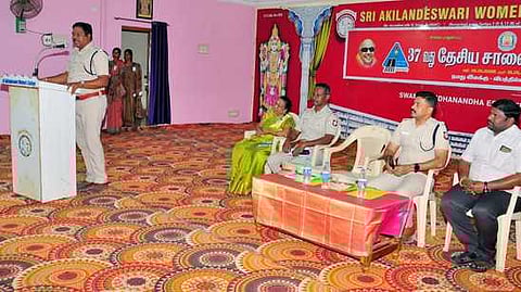 கல்லூரியில் சாலைப் பாதுகாப்பு விழிப்புணா்வு