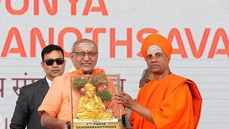 கா்நாடக மாநிலம், துமகூரு ஸ்ரீசித்தகங்கா மடத்தின் மறைந்த பீடாதிபதி ஸ்ரீ ஸ்ரீ சிவகுமார மகாசுவாமிகளின் நினைவு தின நிகழ்ச்சியில் பங்கேற்ற குடியரசு துணைத் தலைவா் சி.பி.ராதாகிருஷ்ணன்.