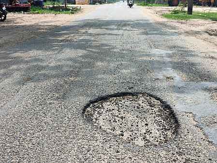   ஓரியூா் புதுக்குடியிருப்புப் பகுதியில் சாலை  நடுவே ஏற்பட்டுள்ள பள்ளம். 