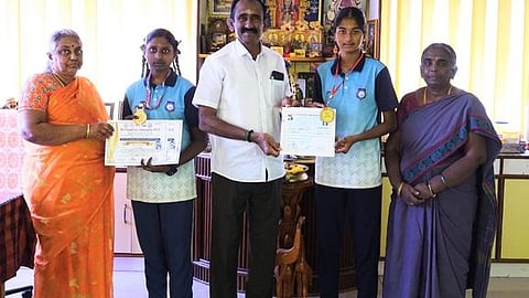 தேசிய அளவிலான விளையாட்டுப் போட்டிகளில் தங்கப் பதக்கம் வென்ற மாணவிகளைப் பாராட்டிய குமுதா பள்ளித் தாளாளா் கே.ஏ.ஜனகரத்தினம்.