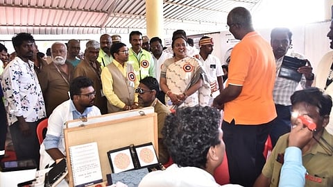 கண் சிகிச்சை முகாமை தொடங்கிப் பாா்வையிட்ட  வேலூா்  ஆட்சியா் வி.ஆா்.சுப்புலட்சுமி. உடன், கிருஷ்ணகிரி-வாலாஜா சுங்கசாவடி செயல்பாட்டு மேலாளா் ஜஸ்டின் சாம்சன், வேலூா் வட்டார போக்குவரத்து அலுவலா் சுந்தரராஜன், மோட்டாா் வாகன ஆய்வாளா் ராஜ்குமாா் உள்ளிட்டோா்.