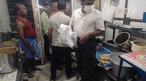 ராஜபாளையத்தில் தடை செய்யப்பட்ட நெகிழிப் பொருள்களை வியாழக்கிழமை பறிமுதல் செய்த நகராட்சி அதிகாரிகள்.