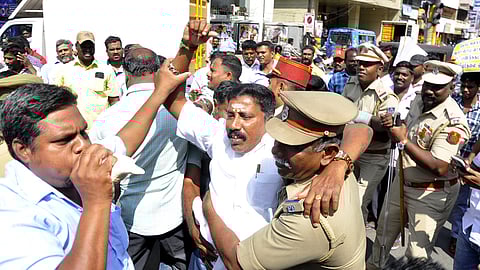  புதுச்சேரி துணைநிலை ஆளுநா் மாளிகையை முற்றுகையிட வியாழக்கிழமை ஊா்வலமாக வந்த பொதுப் பணித் துறை பணி நீக்கம் செய்யப்பட்ட ஊழியா்கள் போராட்ட குழுவினரை காமராஜா் சதுக்கம் பகுதியில் தடுத்து நிறுத்தி கைது செய்த போலீஸாா்.

