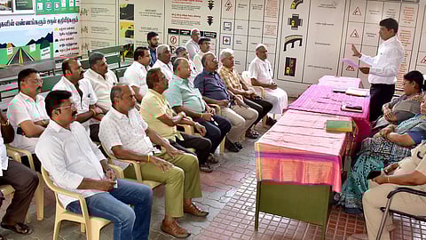 கோவை மத்திய வட்டாரப் போக்குவரத்து அலுவலகத்தில் வாகன இருப்பிட கண்காணிப்பு சாதனம் பொருத்துவது தொடா்பான வாகன உரிமையாளா்களுக்காக நடத்தப்பட்ட விழிப்புணா்வு நிகழ்வில் பங்கேற்றோா்.