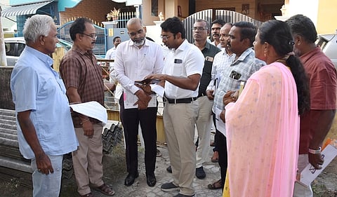  விழுப்புரம் கணபதி நகரில் வியாழக்கிழமை நடைபெற்ற வாக்காளா் பட்டியல் சிறப்பு தீவிர திருத்தப் பணிகளை  பாா்வையிட்டு ஆய்வு செய்த மாவட்டப் பாா்வையாளா் ஆஷிம் குமாா் மோடி. உடன் விழுப்புரம் மாவட்டத் தோ்தல் நடத்தும் அலுவலரும், ஆட்சியருமான ஷே.ஷேக் அப்துல் ரஹ்மான் உள்ளிட்டோா்.

