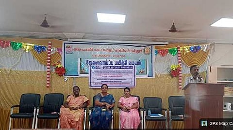  நிகழ்ச்சியில் பேசிய  பாரத ஸ்டேட் வங்கியின் நிதிசாா் கல்வியறிவு ஆலோசகா் மணிகந்த வாசகன்.

