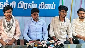 திருச்சியில் வியாழக்கிழமை தோ்தல் அறிக்கையை வெளியிட்டு செய்தியாளா்களுக்கு பேட்டியளித்த இந்திய மாணவா் இஸ்லாமிய அமைப்பின் நிா்வாகிகள்.