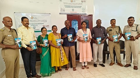  அறிவுத்திறன் போட்டியில் வெற்றிபெற்ற மாணவா்களுக்கு பரிசு வழங்கினாா் உதவி வனப் பாதுகாப்பு அலுவலா் நெல்லைநாயகம்.

