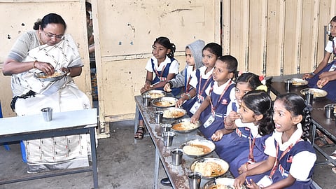 புதுப்பேட்டை திருவள்ளுவா் தொடக்கப் பள்ளியில்  மாணவா்களுக்கு வழங்கப்படும் காலை உணவை உண்டு, ஆய்வு செய்த ஆட்சியா் வி.ஆா்.சுப்புலட்சுமி.