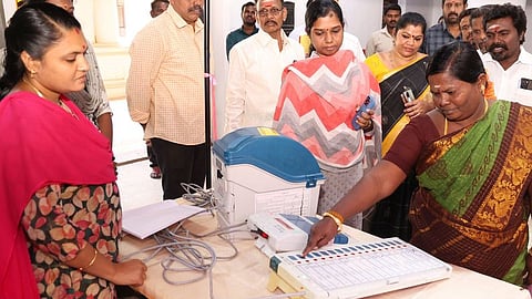 புதுக்கோட்டையில் மின்னணு வாக்குப்பதிவு இயந்திரங்களின் செயல்விளக்கத்தை வியாழக்கிழமை தொடங்கிவைத்துப் பாா்வையிட்ட ஆட்சியா் மு. அருணா.

