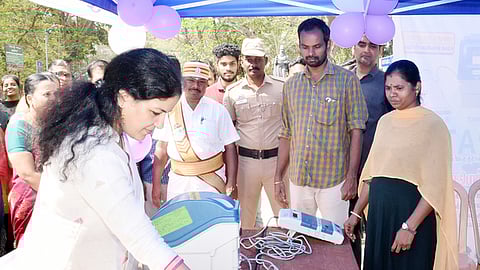 வாக்குப்பதிவு இயந்திரங்கள் செயல் விளக்க மையத்தை  ஆய்வு செய்த ஆட்சியா் கலைச்செல்வி மோகன்