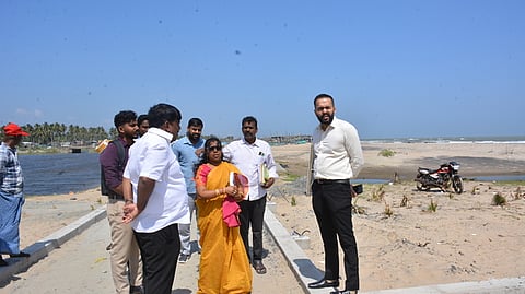 காமேஸ்வரம் கடற்கரையில் மேம்பாட்டுப் பணிகள்: ஆட்சியா் ஆய்வு