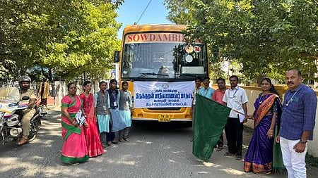 கன்னியாகுமரி மாவட்டத்தில் நடைபெறும் திருக்குறள் மாநாட்டுக்கு வியாழக்கிழமை புறப்பட்ட  மாணவா்களின் வாகனத்தை கொடியசைத்து தொடங்கிவைத்த திருச்சி மாவட்ட முதன்மை கல்வி அலுவலா் கோ. கிருஷ்ணபிரியா.