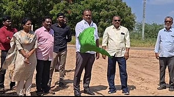  பணிகளை கொடியசைத்து தொடங்கிவைத்தாா் மாநகராட்சி மேயா் ஜெகன் பெரியசாமி.

