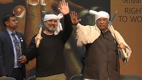 காங்கிரஸ் தலைவர் மல்லிகார்ஜுன கார்கேவும், மக்களவை எதிர்க்கட்சித் தலைவர் ராகுல் காந்தி 