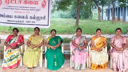  போராட்டத்தில் ஈடுபட்ட பேராசிரியா்கள்.