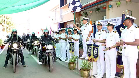  புதுச்சேரியில் இருந்து சென்னைக்குப் புறப்பட்ட இரு சக்கர வாகனப் பயணத்தை வியாழக்கிழமை கொடியசைத்து தொடங்கி  வைத்த இந்திய கடலோர காவல் படையின் புதுச்சேரி, மத்திய தமிழ்நாடு பகுதி கமாண்டா் டிஐஜி எஸ்.எஸ். டஸிலா.

