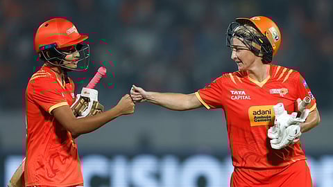 சோஃபி டிவைன் அரைசதம்; யுபி வாரியர்ஸுக்கு 154 ரன்கள் இலக்கு!