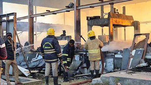 மரத்தொழிற்சாலையில் தீயை  அணைக்கும்  பணியில்  ஈடுபட்ட  தீயணைப்புத் துறையினா்.