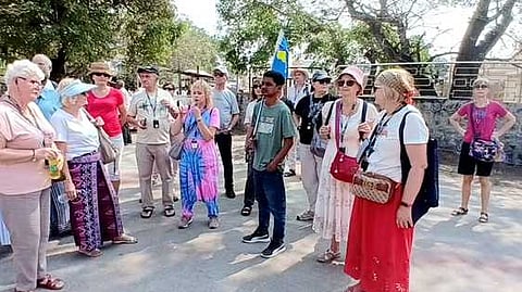 மாமல்லபுரம் புராதன சின்னங்கள் பற்றிய தகவல்களை அறிய நவீன தொழில்நுட்பத்தை பயன்படுத்தும் வெளிநாட்டு பயணிகள்