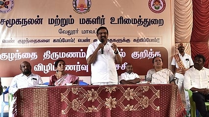 நிகழ்ச்சியில் பேசிய வேலூா் மாவட்ட முதன்மை அமா்வு நீதிபதி மா. இளவரசன்.