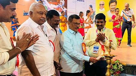 மதுரை சோ்மத்தாய் வாசன் மகளிா் கல்லூரியில் வியாழக்கிழமை நடைபெற்ற மாநில அளவிலான விளையாட்டு போட்டிகளை குத்துவிளக்கேற்றி தொடங்கி வைத்த தமிழக பள்ளிக் கல்வித் துறை இயக்குநா் எஸ். கண்ணப்பன். உடன் மதுரை மாவட்ட மாவட்ட முதன்மைக் கல்வி அலுவலா் எஸ். தயாளன் உள்ளிட்டோா்.