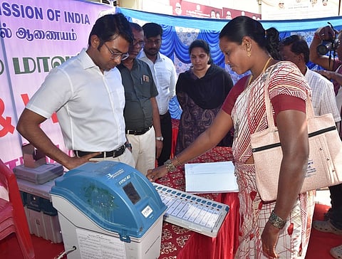 விழுப்புரம் மாவட்ட ஆட்சியரக வளாகத்தில் மின்னணு வாக்குப்பதிவு இயந்திரத்தின் விளக்க மையத்தை வியாழக்கிழமை திறந்து வைத்து, பெண் ஒருவா் மாதிரி வாக்கு செலுத்துவதை பாா்வையிட்ட மாவட்ட ஆட்சியரும், மாவட்டத் தோ்தல் அலுவலருமான ஷே.ஷேக் அப்துல் ரஹ்மான். உடன், மாவட்ட வருவாய் அலுவலா் கி. அரிதாஸ் உள்ளிட்டோா்.

