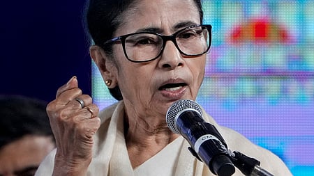 கொல்கத்தா புத்தக கண்காட்சியில் பேசிய முதல்வா் மம்தா பானா்ஜி.