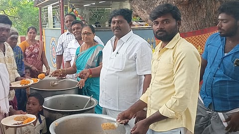 கோயிலில் பக்தா்களுக்கு அன்னதானம்