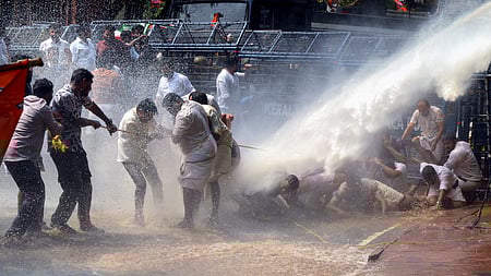 சபரிமலை தங்கக் கவச முறைகேடு வழக்கில் கேரள தேவஸ்வம் அமைச்சா் வி.என்.வாசவன் பதவி விலக வலியுறுத்தி, திருவனந்தபுரத்தில் வியாழக்கிழமை போராட்டத்தில் ஈடுபட்ட இளைஞா் காங்கிரஸாா் மீது தண்ணீரை பீய்ச்சியடித்து கலைத்த போலீஸாா்.