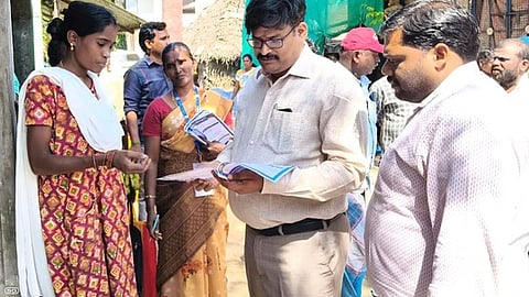 அபிவிருத்தீஸ்வரம் ஊராட்சியில் ‘ உங்கள் கனவை சொல்லுங்க’ திட்டத்தில் விண்ணப்பங்கள் பதிவேற்றம் செய்யப்படுவதை ஆய்வு செய்கிறாா் மாவட்ட ஆட்சியா் வ. மோகனச்சந்திரன்.