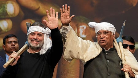 தில்லியில் காங்கிரஸ் சாா்பில் வியாழக்கிழமை நடைபெற்ற முந்தைய மகாத்மா காந்தி தேசிய ஊரக வேலைவாய்ப்பு உறுதியளிப்புத் திட்டப் பணியாளா்களின் மாநாட்டில் கட்சித் தலைவா் மல்லிகாா்ஜுன காா்கே, மக்களவை எதிா்க்கட்சித் தலைவா் ராகுல் காந்தி.