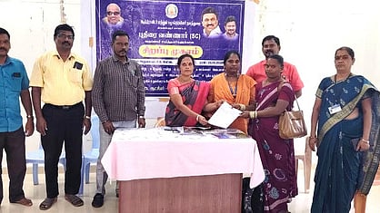 பயனாளிகளிடம் மனுக்களைப் பெற்ற திருத்தணி கோட்ட ஆதிதிராவிடா் நலத்துறை வட்டாட்சியா் வெண்ணிலா.