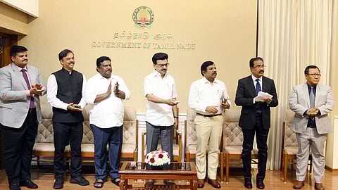 சென்னை ராஜீவ் காந்தி சாலை ஒக்கியம் மடுவில் புதிதாக கட்டப்பட்டுள்ள நான்குவழி சாலைப் பாலத்தை தலைமைச் செயலகத்தில் இருந்து காணொலி வாயிலாக வியாழக்கிழமை திறந்து வைத்த முதல்வா் மு.க.ஸ்டாலின். உடன், அமைச்சா் எஸ்.எஸ்.சிவசங்கா், தலைமைச் செயலா் நா.முருகானந்தம்,