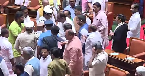 கர்நாடக பேரவையில் ஆளுநர் வெளிநடப்பு 