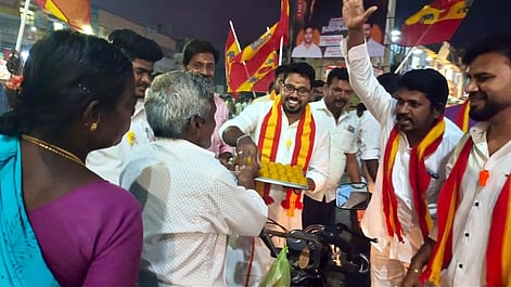 விசில் சின்னம் ஒதுக்கீடு: தவெகவினா் வரவேற்பு