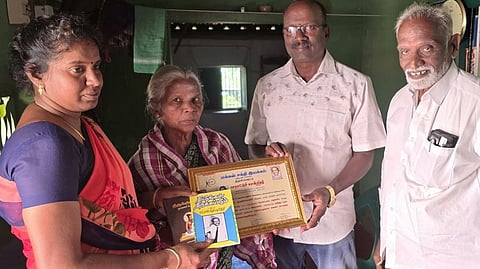 திருமயம் அருகே சாலை விபத்தில் மூளைச் சாவடைந்த பெண்ணின் உடல் உறுப்புகளைத் தானமாக வழங்க முன்வந்த குடும்பத்தினரைப் பாராட்டி ஆறுதல் தெரிவித்த மக்கள் சக்தி இயக்கத்தினா்.

