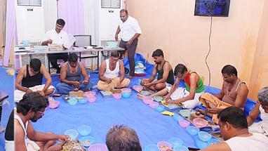  கரூா் மாரியம்மன் கோயிலில் பக்தா்கள் காணிக்கையாக செலுத்திய நகைகளை சரிபாா்க்கும் பணியில் வியாழக்கிழமை ஈடுபட்ட நகை ஆசாரிகள்.