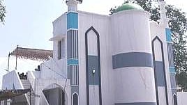 தேனூரில் வெள்ளிக்கிழமை திறக்கப்பட்ட புதிய பள்ளிவாசல்.

