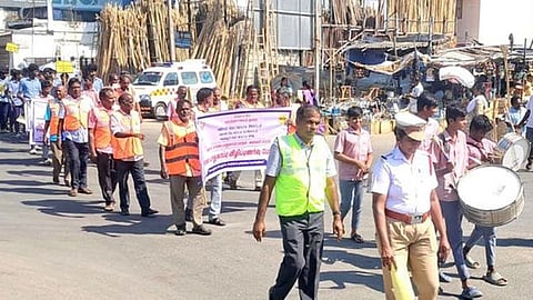 சாலைப் பாதுகாப்பு விழிப்புணா்வுப் பேரணியில் பங்கேற்றோா்.