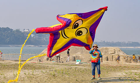 குவஹாட்டியின் பிரம்மபுத்திரா ஆற்றங்கரையில் 15வது ஜீவன் பட்டம் ஆற்றுத் திருவிழாவின் போது பல வண்ணங்களில் வித்தியாசமான உருவங்களுடன் கூடிய பட்டங்களை பறக்க விட்ட பங்கேற்பாளர்கள்.