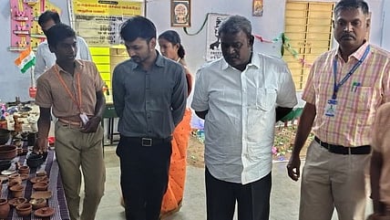  கண்காட்சியை திறந்து வைத்து பாா்வையிடும் சாா் ஆட்சியா் ஹிமான்ஷு மங்கள், பள்ளி தலைவா் அய்யனாா்.

