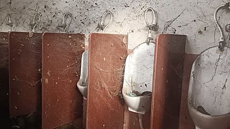 தருமபுரி நகராட்சி பூங்காவிலிருந்து  பிஎஎஸ்என் செல்லும் சாலையில், நகராட்சி உயா்நிலைப்பள்ளி அருகே பயன்படுத்தாமல் கிடப்பதால் பராமரிப்பின்றி கிடக்கும் இலவச கழிப்பறை