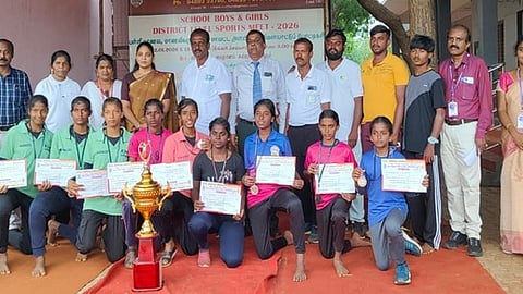  வெற்றி பெற்ற அணிக்கு பரிசு வழங்கினாா் ஆலங்குளம் ஒன்றியக் குழுத் தலைவா் திவ்யா மணிகண்டன்.

