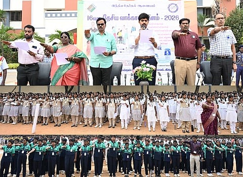  திருவள்ளூா் தனியாா் மெட்ரிக். பள்ளியில் தேசிய வாக்காளா் தினத்தையொட்டி ஆட்சியா் மு.பிரதாப் தலைமையில் உறுதிமொழியேற்றுக் கொண்ட அதிகாரிகள், மாணவ, மாணவிகள் உள்ளிட்டோா்.      