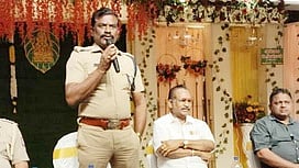  கூட்டத்தில் பேசுகிறாா் மன்னாா்குடி டிஎஸ்பி மணிவண்ணன்.