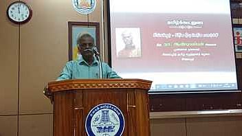  மதுரை உலகத் தமிழ்ச் சங்கத்தில் வெள்ளிக்கிழமை நடைபெற்ற கருத்தரங்கில் பேசிய சிங்கப்பூா் தமிழ் எழுத்தாளா் கழகத்தின் முன்னாள் தலைவா் நா. ஆண்டியப்பன்.

