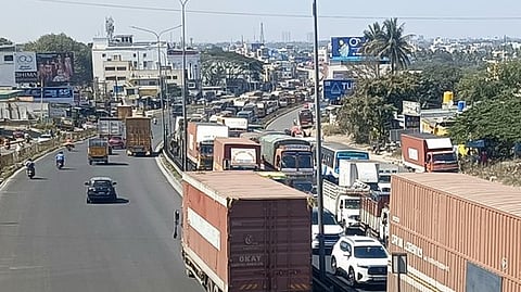 விபத்து காரணமாக ஒசூா் பத்தலப்பள்ளி சாலையில் அணிவகுத்து நிற்கும் வாகனங்கள்.