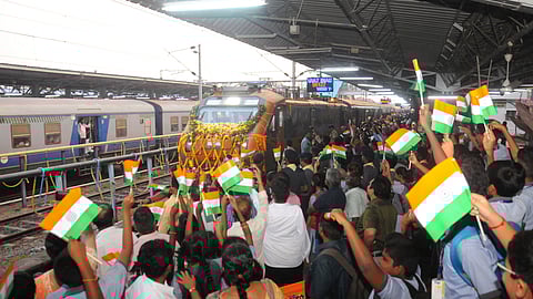 திருச்சி ரயில்நிலையத்துக்கு வெள்ளிக்கிழமை வந்த அமிா்த பாரத் ரயிலை வரவேற்ற ரயில்வே ஊழியா்கள் உள்ளிட்டோா்.