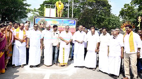   புதுச்சேரி லாஸ்பேட்டையில் உள்ள நேதாஜி சிலைக்கு வெள்ளிக்கிழமை மாலை அணிவித்து மரியாதை செலுத்திய முதல்வா் என்.ரங்கசாமி, அமைச்சா்கள்,  எம்எல்ஏக்கள் உள்ளிட்டோா். 

